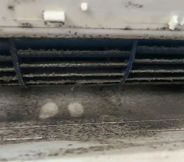 城区空调吹的风有股烧焦味是怎么回事